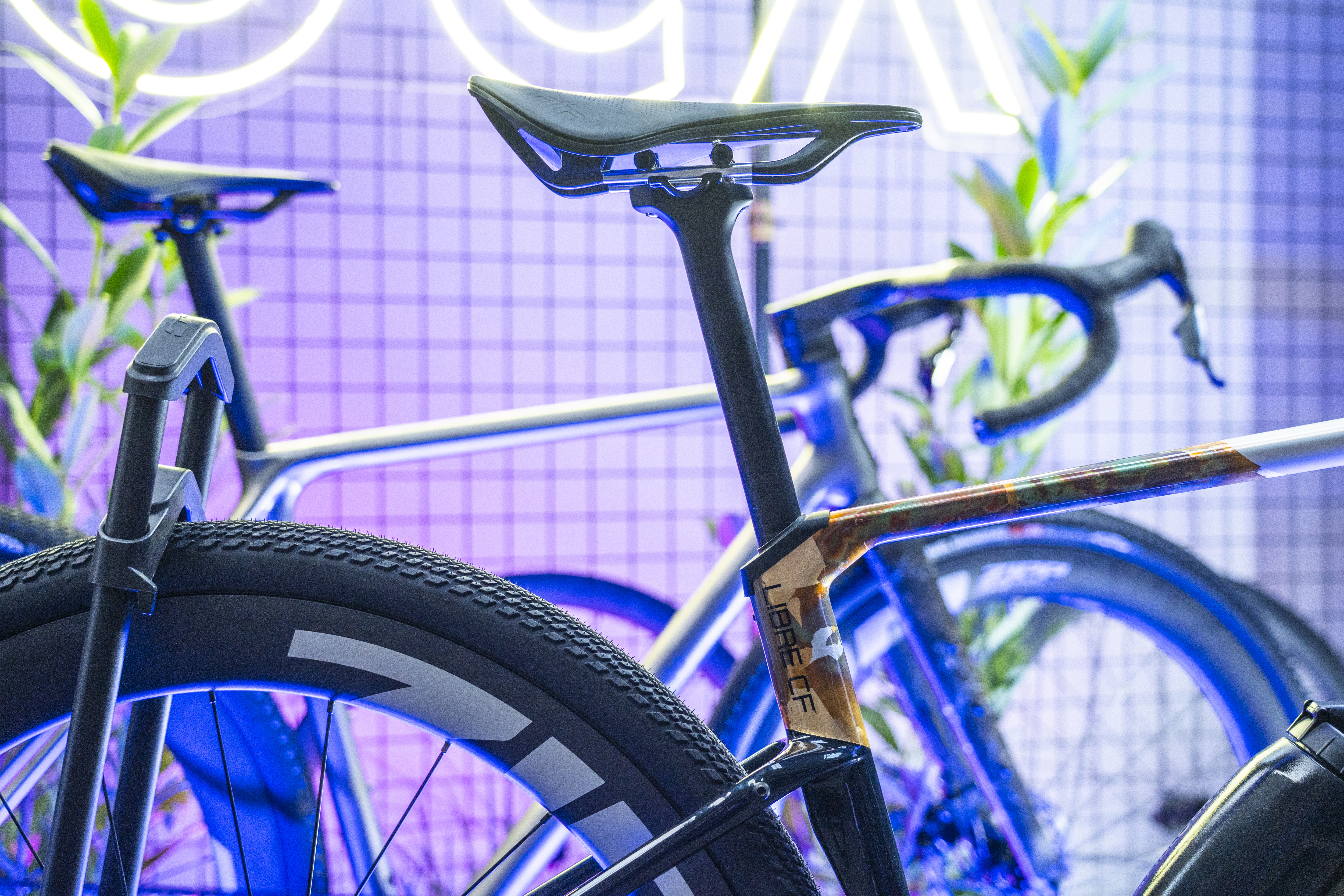 Tytanowy gravel czy karbonowa szosa? Poznaj różnice pomiędzy rowerami LOCA.